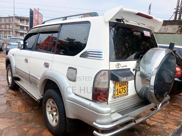 Toyota Land Cruiser Prado 2000 White