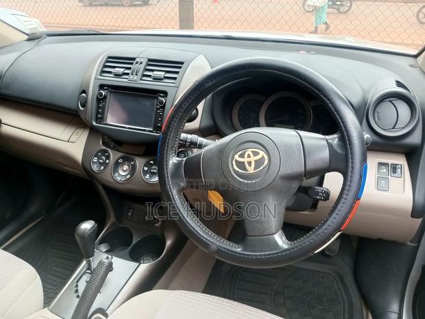Toyota Vanguard 2010 Silver