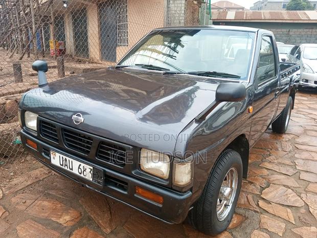 Nissan Pick-Up 2000 Black