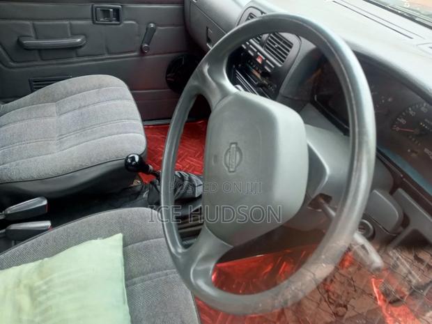 Nissan Pick-Up 2000 Black