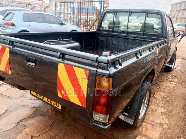 Nissan Pick-Up 2000 Black