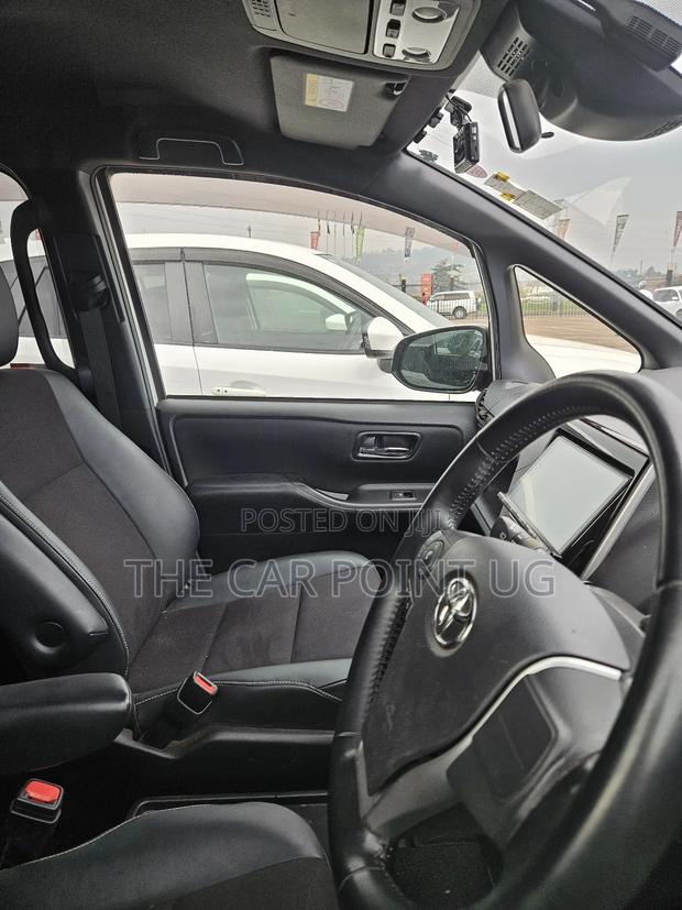 Toyota Noah 1.8 FWD Hybrid (7 seater) 2017 White