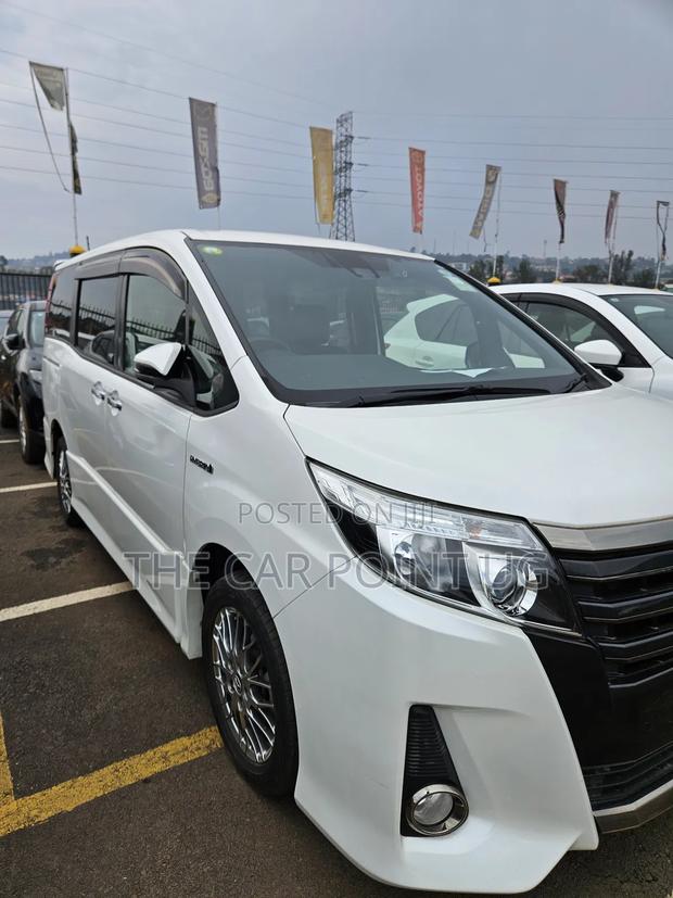 Toyota Noah 1.8 FWD Hybrid (7 seater) 2017 White