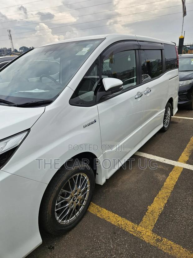 Toyota Noah 1.8 FWD Hybrid (7 seater) 2017 White