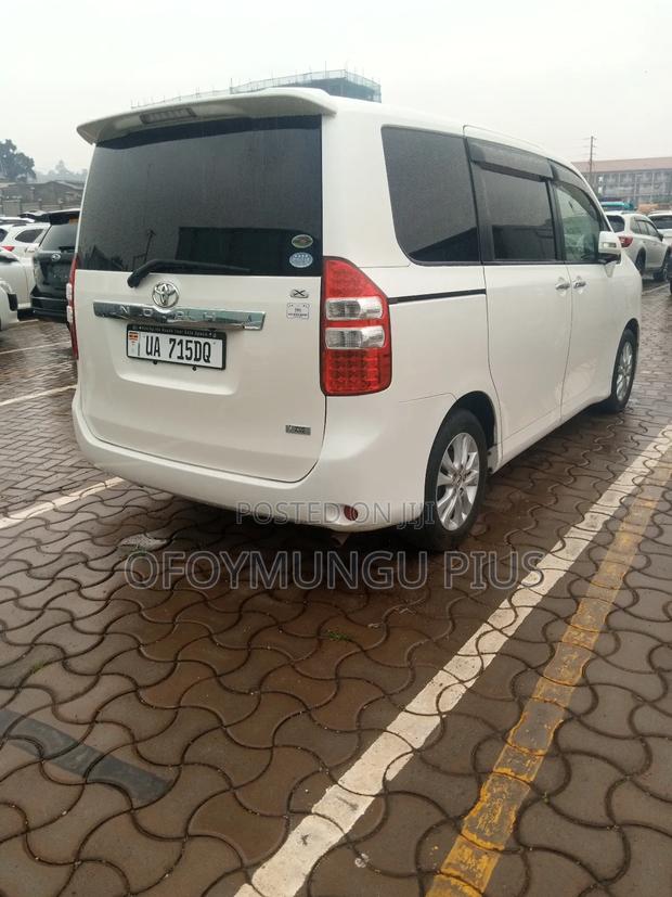 Toyota Noah 2010 White