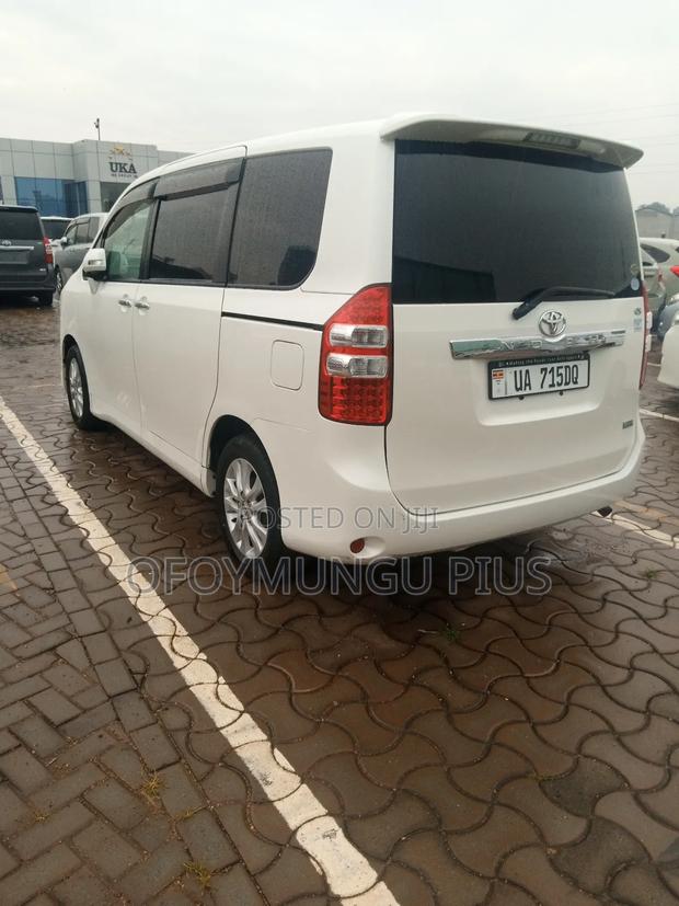 Toyota Noah 2010 White