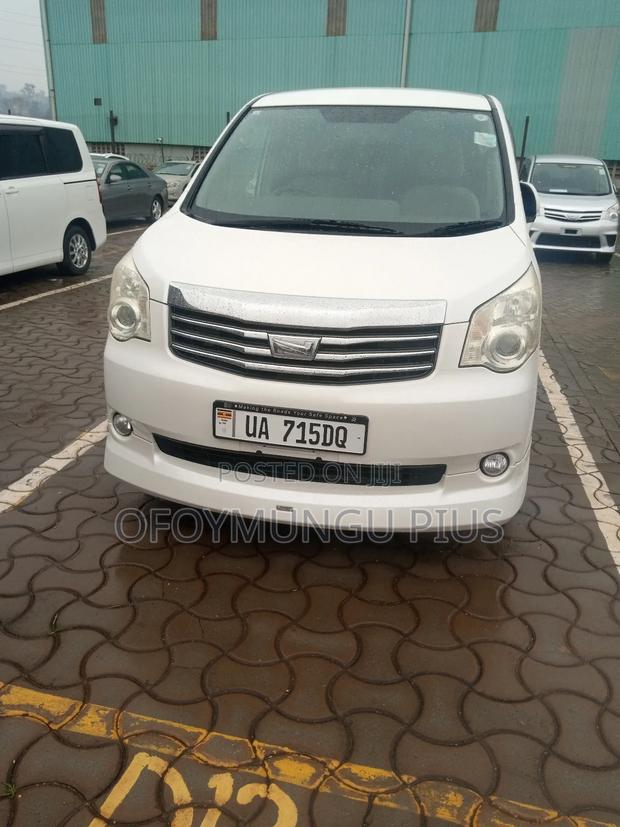Toyota Noah 2010 White