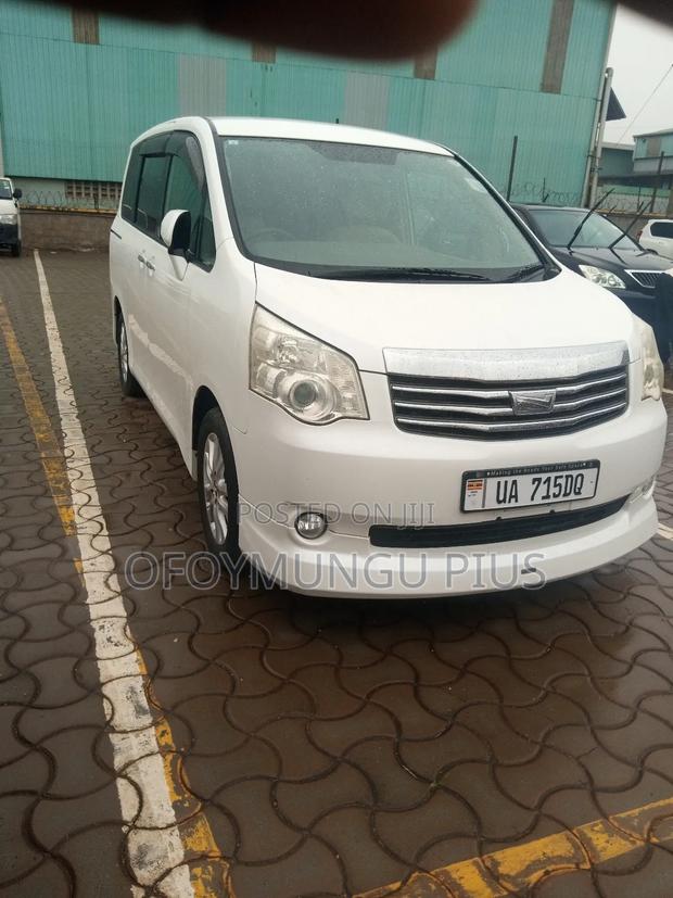 Toyota Noah 2010 White