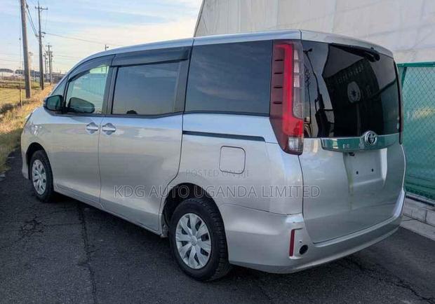 Toyota Noah 2.0 AWD (7 Seater) 2017 Silver