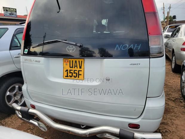 Toyota Noah 2.0 FWD (8 Seater) 2001 White