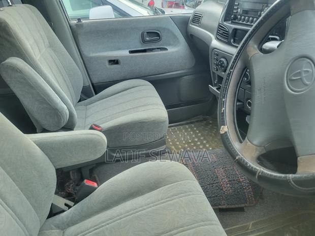 Toyota Noah 2.0 FWD (8 Seater) 2001 White