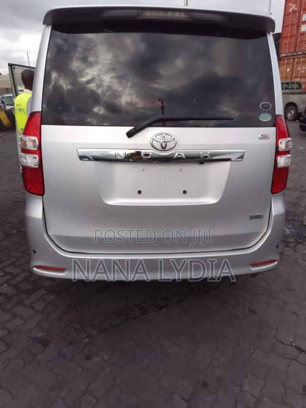 Toyota Noah 2012 Silver