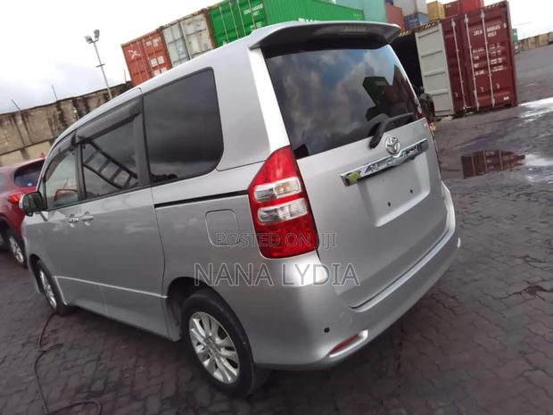 Toyota Noah 2012 Silver