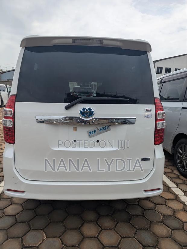 Toyota Noah 2012 White
