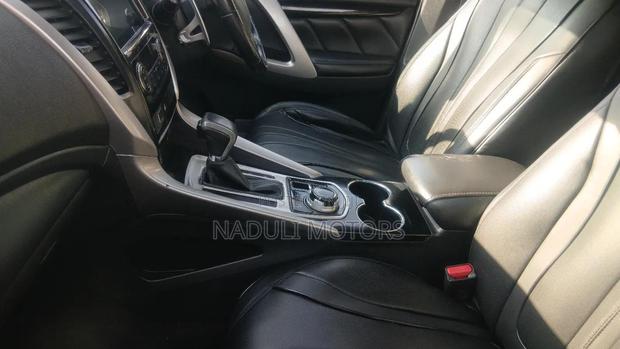 Mitsubishi Pajero Sport 2017 Silver