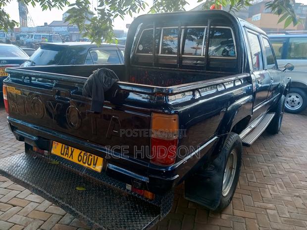 Toyota Hilux 2003 Black