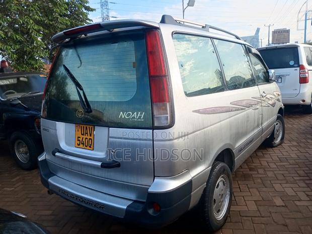 Toyota Noah 2003 Silver