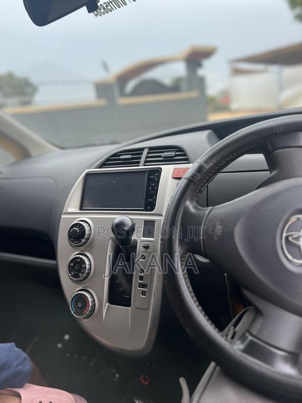 Toyota Ractis 1.5 FWD 2012 Silver