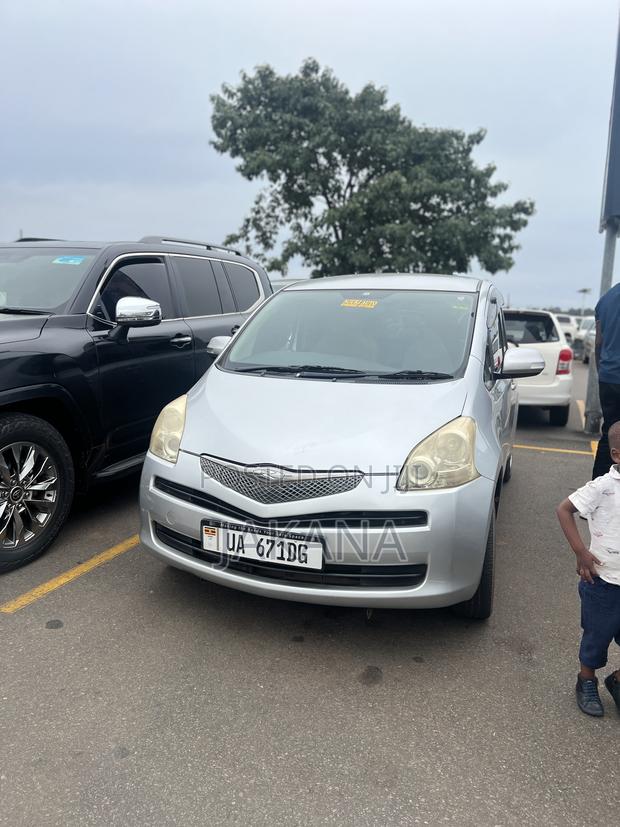 Toyota Ractis 1.5 FWD 2012 Silver