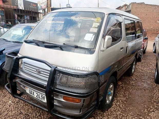 Toyota HiAce 2002