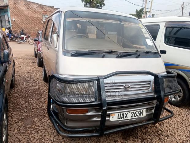 Toyota HiAce 2002