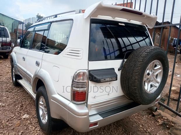Toyota Land Cruiser Prado 2000 White
