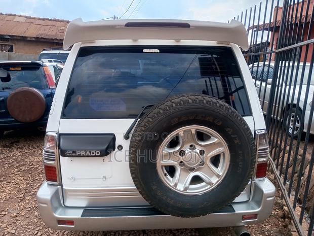Toyota Land Cruiser Prado 2000 White