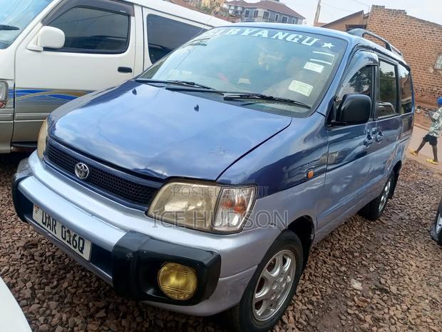 Toyota Noah 2002 Blue