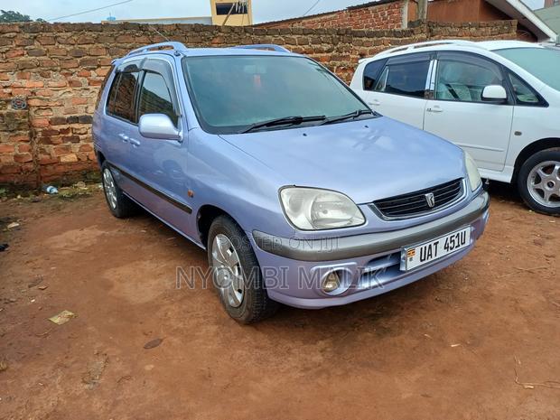 Toyota Raum 2000 Blue