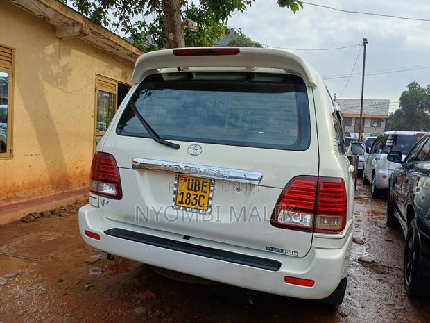 Toyota Land Cruiser 2006 White