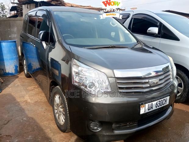 Toyota Noah 2012