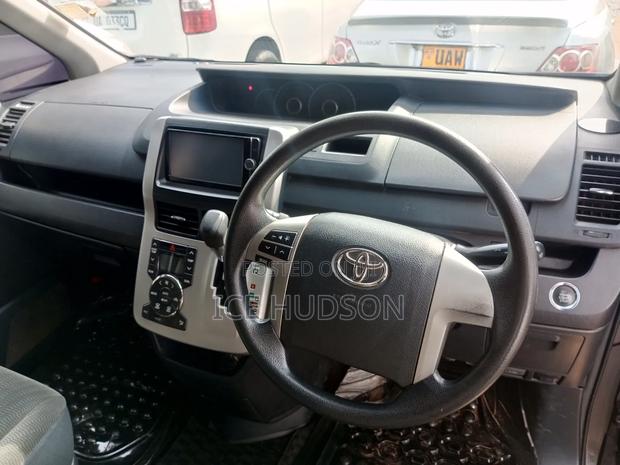 Toyota Noah 2012