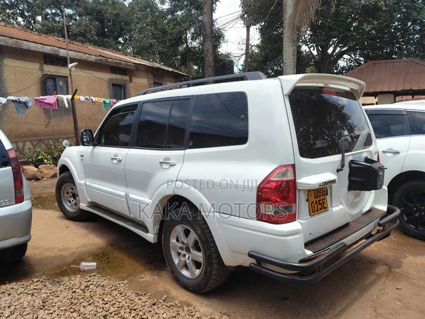 Mitsubishi Pajero 2001 White