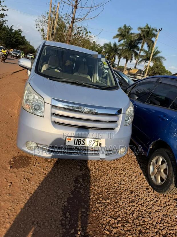 Toyota Noah 2010 Silver