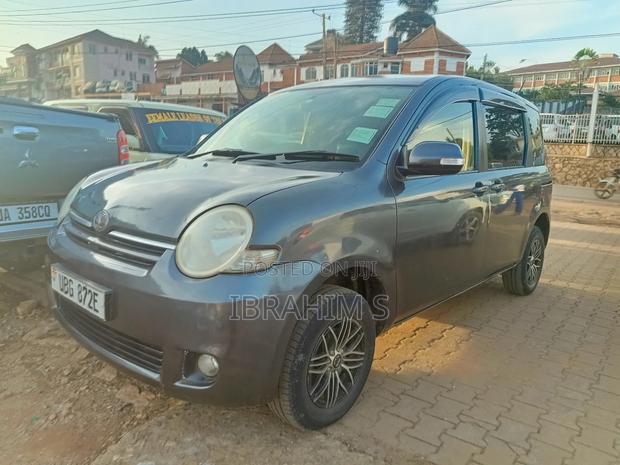 Toyota Sienta 2011 Gray
