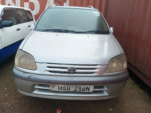 Toyota Raum 1999