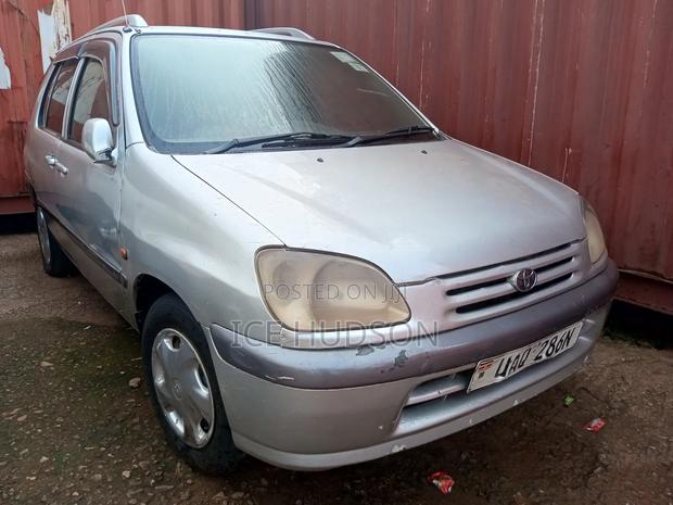 Toyota Raum 1999