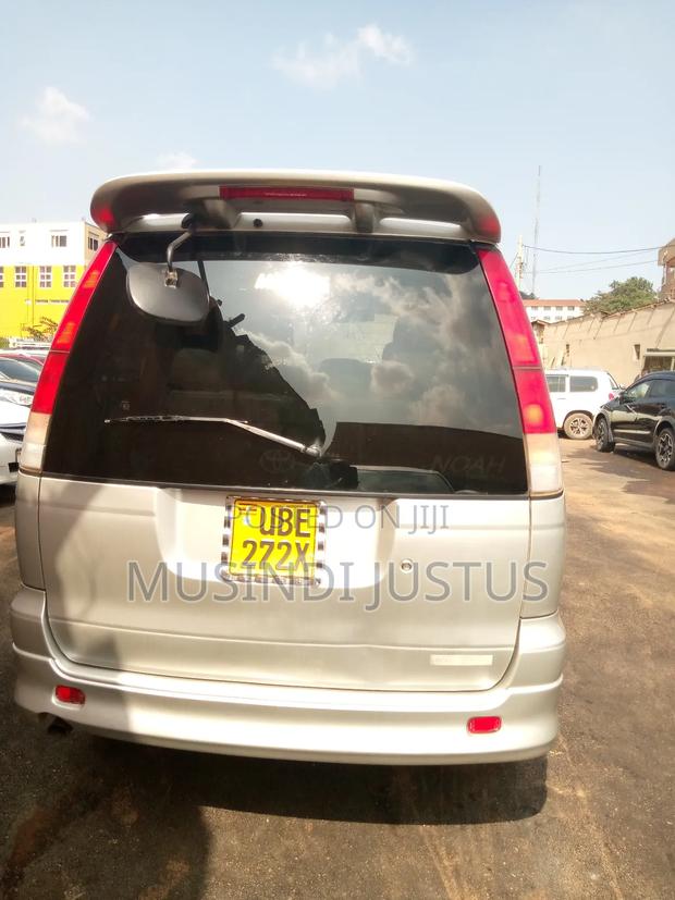 Toyota Noah 2001 Silver
