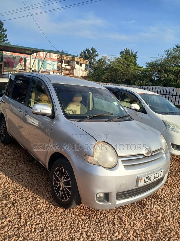 Toyota Sienta 1.5 FWD 2013 Silver