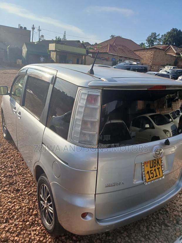 Toyota Sienta 1.5 FWD 2013 Silver