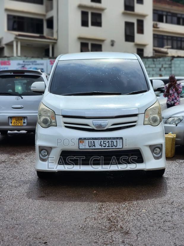 Toyota Noah 2.0 143hp AWD (8 Seater) 2010 White