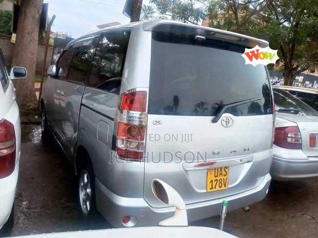 Toyota Noah 2003 Silver