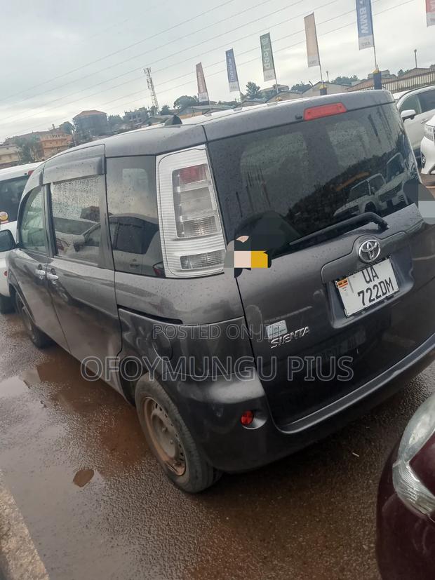 Toyota Sienta 2011 Gray
