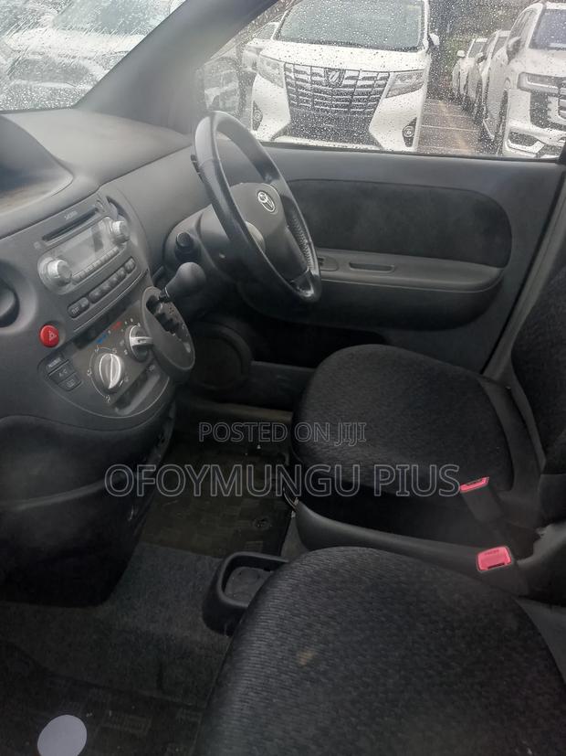 Toyota Sienta 2011 Gray