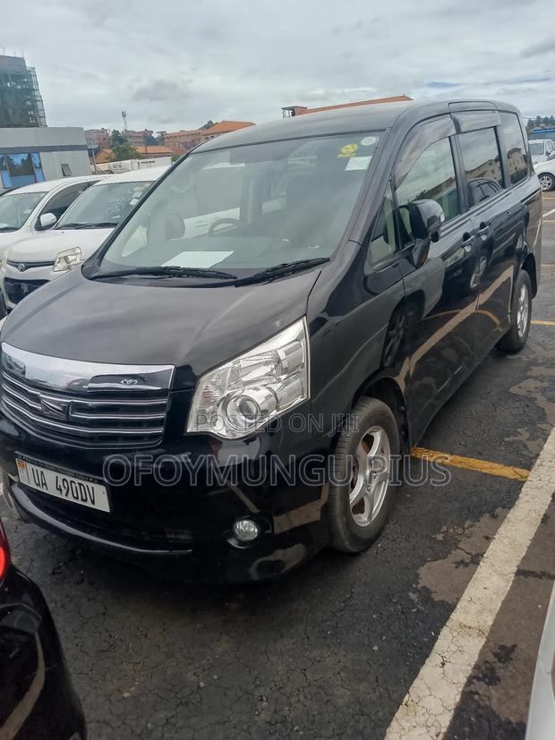 Toyota Noah 2010 Black