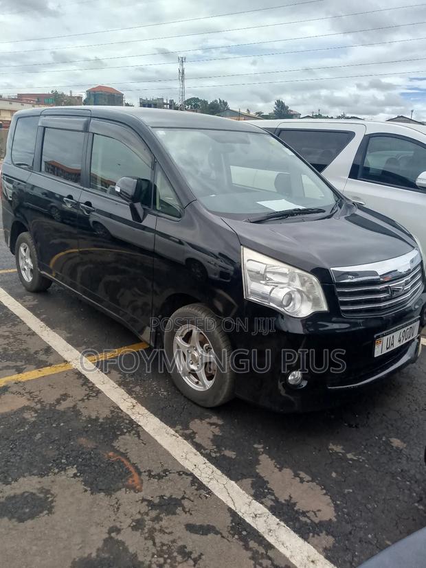 Toyota Noah 2010 Black