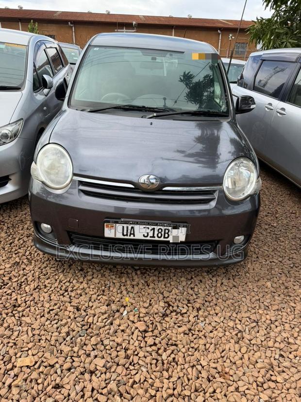 Toyota Sienta 2010 Black