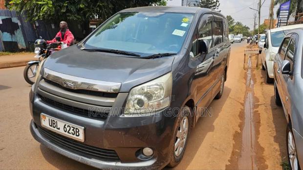 Toyota Noah 2.0 158hp FWD (8 Seater) 2009 Gray