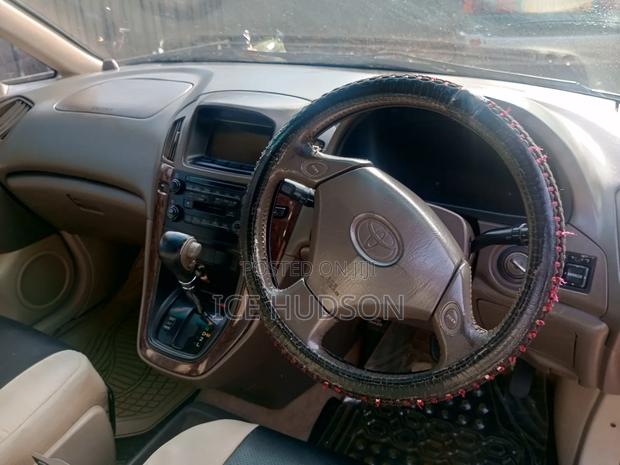 Toyota Harrier 2000 Black