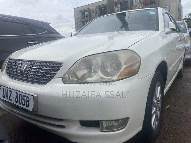 Toyota Mark II Qualis 2000 White